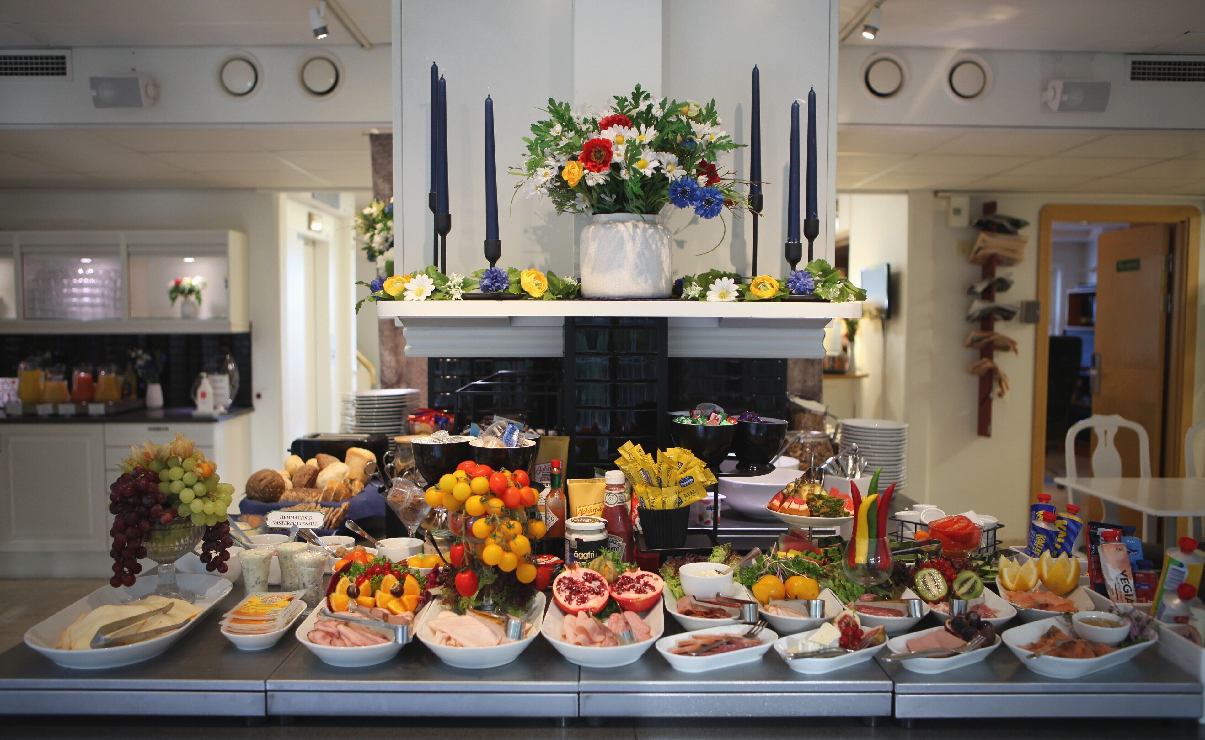 daily buffet breakfast for a fee