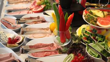 Une table de buffet avec divers plats et ustensiles.