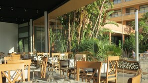 朝食、ディナーに営業