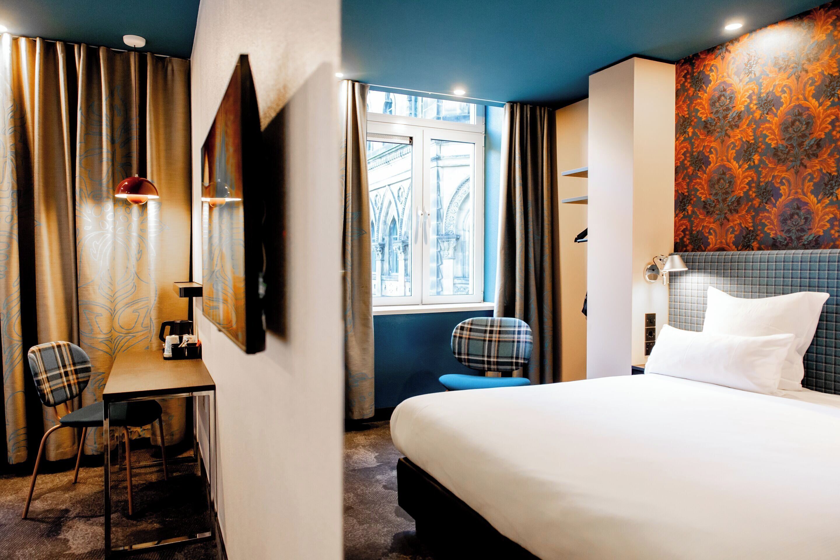 Lakens van Egyptisch katoen, luxe beddengoed, een bureau