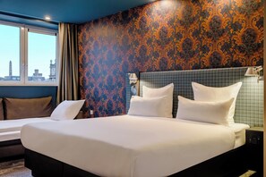 Egyptian cotton sheets, premium bedding, desk, soundproofing - Motel One Edinburgh-Princes (Edinburgh)