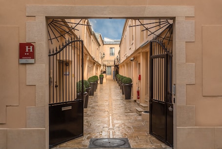 Courtyard. Hôtel de L'Horloge