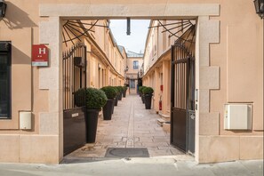 Exterior - Hôtel de L'Horloge (Paris)