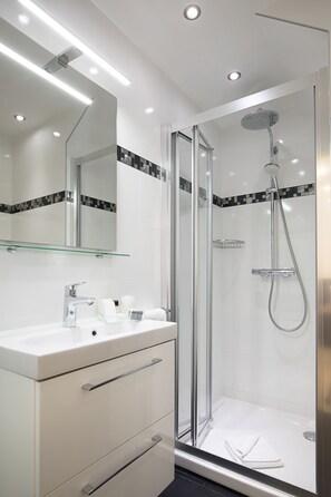 Deluxe studio, kitchenette | Badkamer | Een douche, gratis toiletartikelen, een haardroger, handdoeken