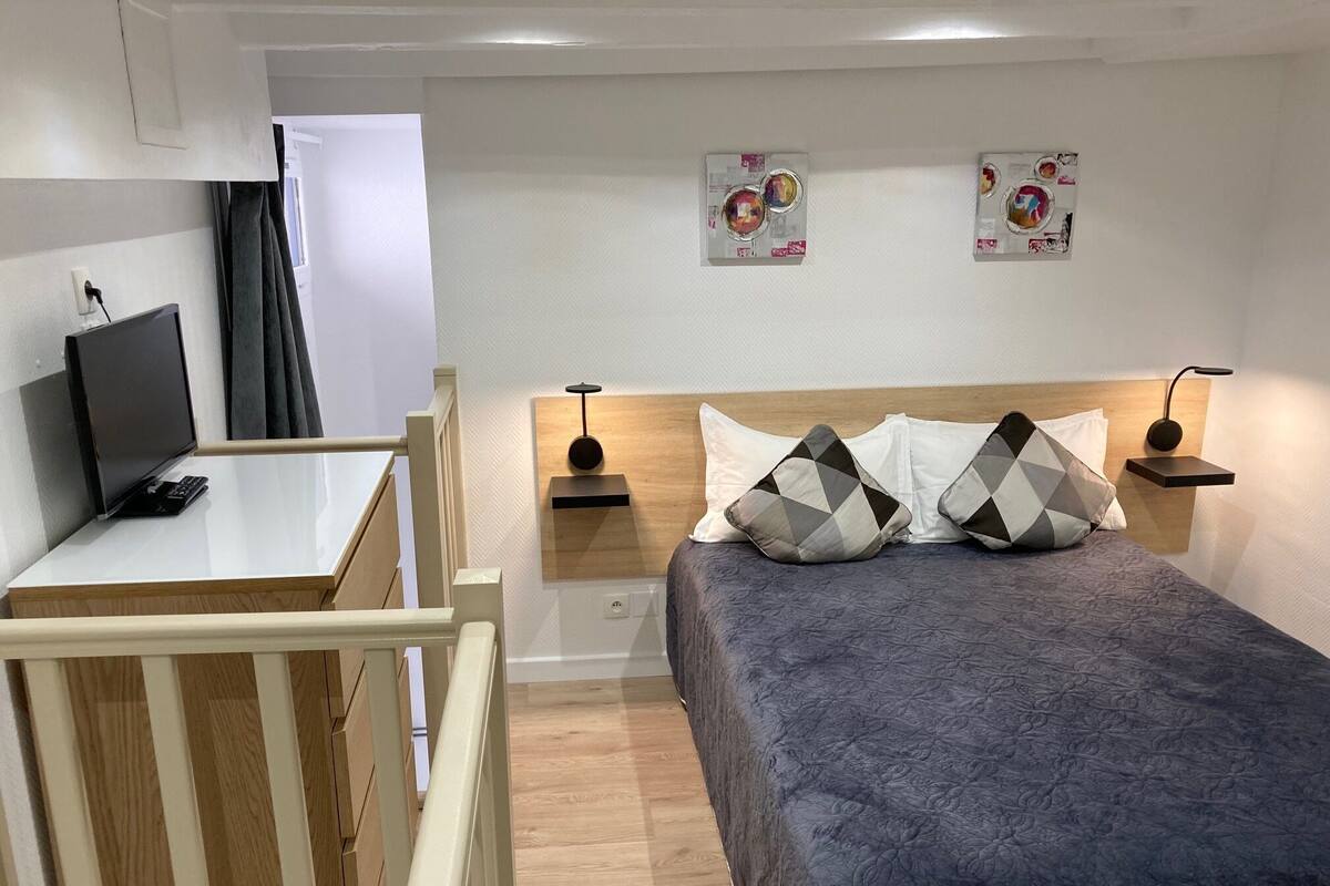 studio duplex supérieur de 1 à 4 personnes avec kitchenette | 高級寝具、遮光カーテン、防音設備、アイロン / アイロン台