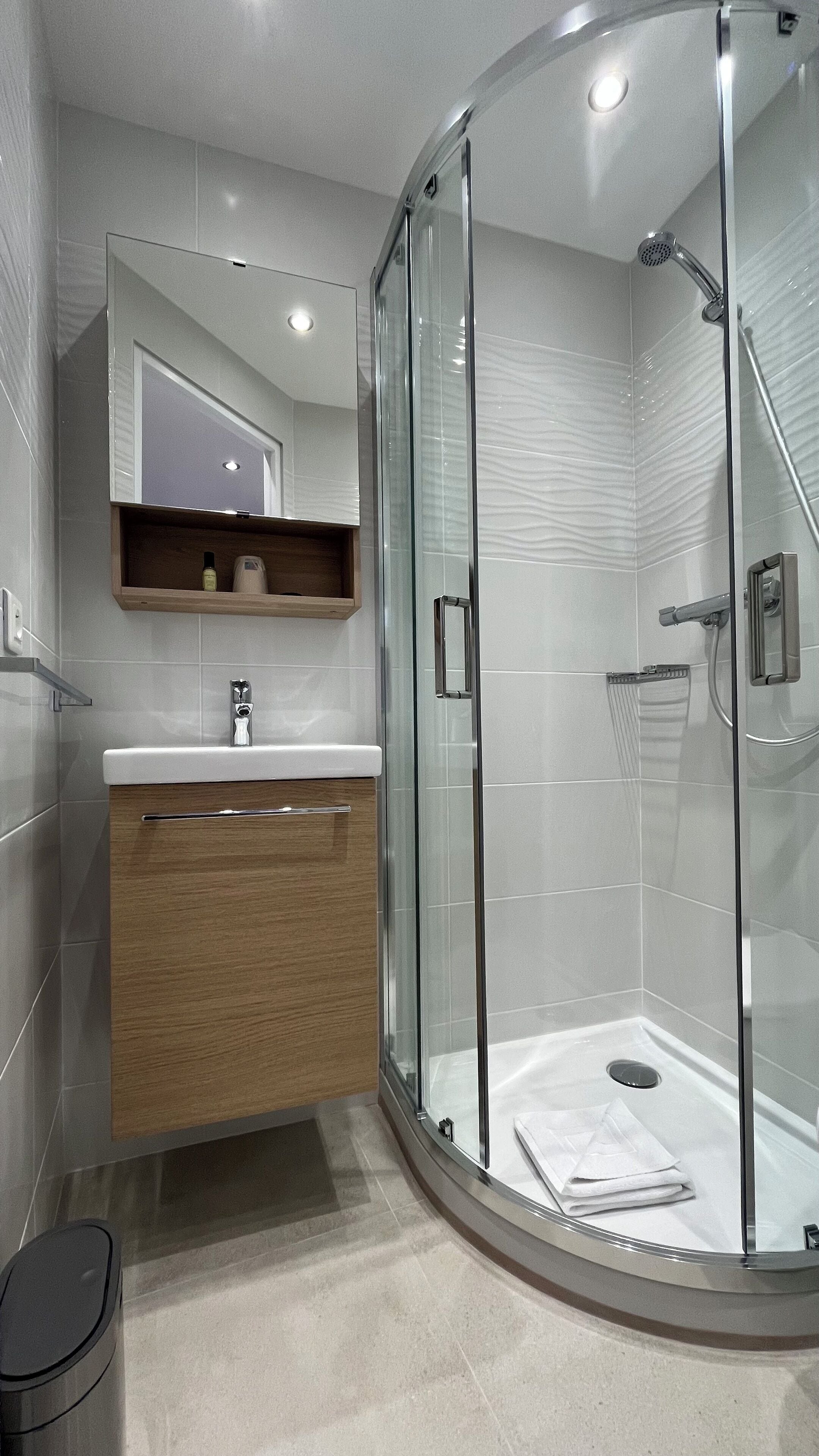 single room, kitchenette | bathroom | shower, free toiletries, hair dryer, towels