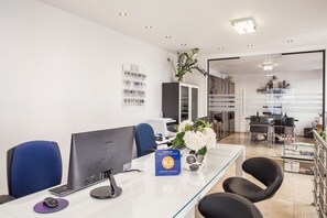 Reception - Hôtel de L'Horloge (Paris)