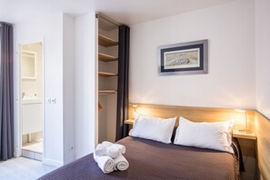 Standard Double Room, Kitchenette | Premium bedding, individually decorated, individually furnished - Hôtel de L'Horloge (Paris)