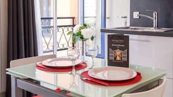 Studio Deluxe avec kitchenette | Cuisine privée | Réfrigérateur, micro-ondes, plaque de cuisson, machine à expresso