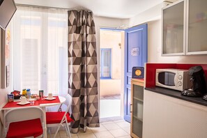 Daily continental breakfast for a fee - Hôtel de L'Horloge (Paris)