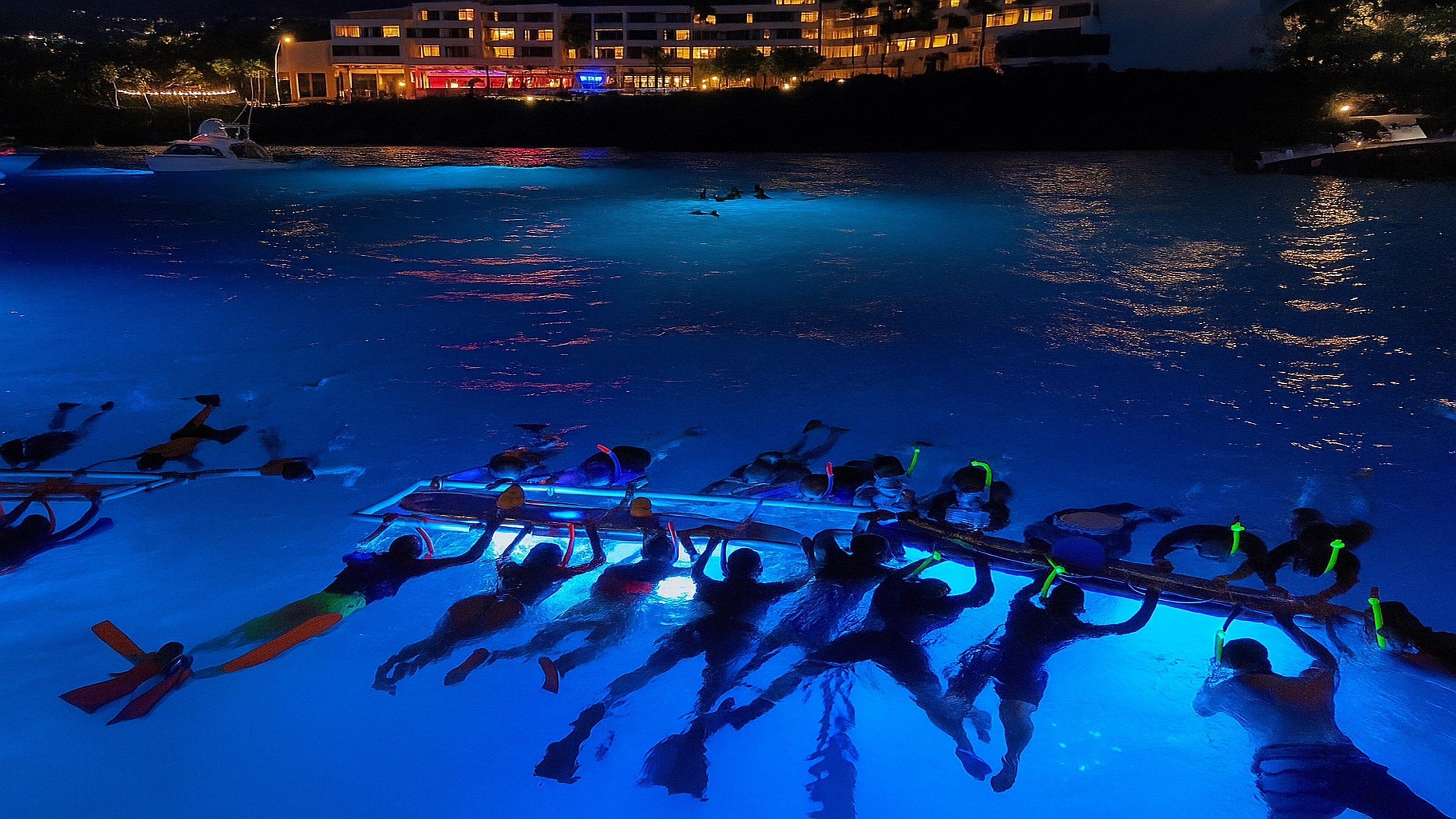 Una piscina con gente en el agua, iluminada por luces azules.