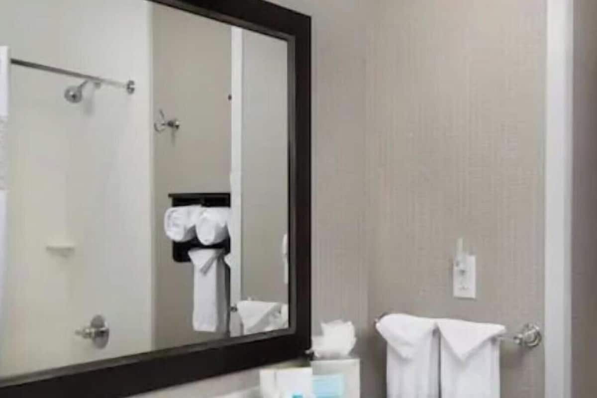 Salle de bain | Ensemble baignoire-douche, articles de toilette (gratuits)
