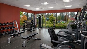 A gym with treadmills, dumbbells, and weight machines. - Hampton Inn & Suites Portland/Vancouver (Vancouver)