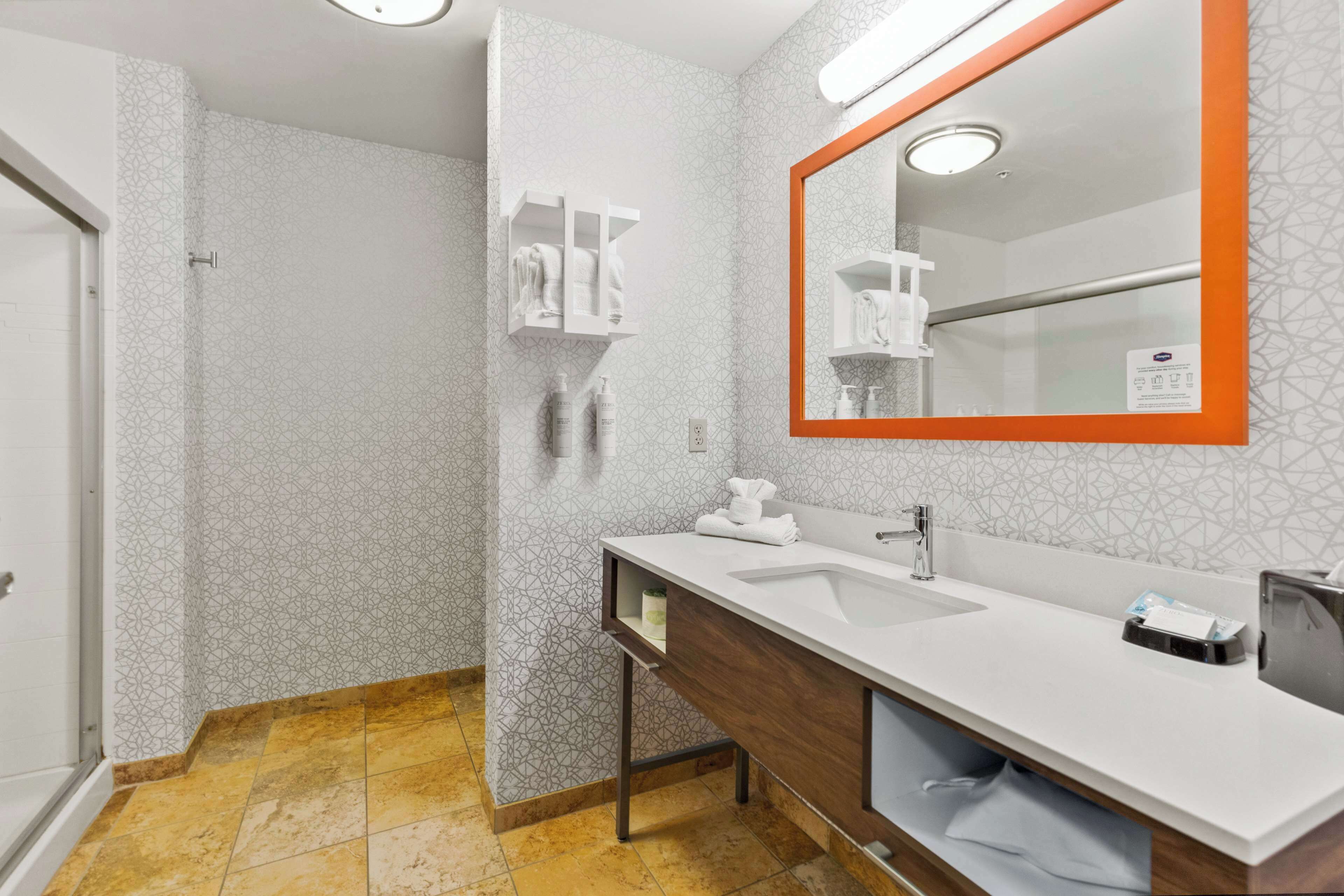 combined shower/bathtub, towels