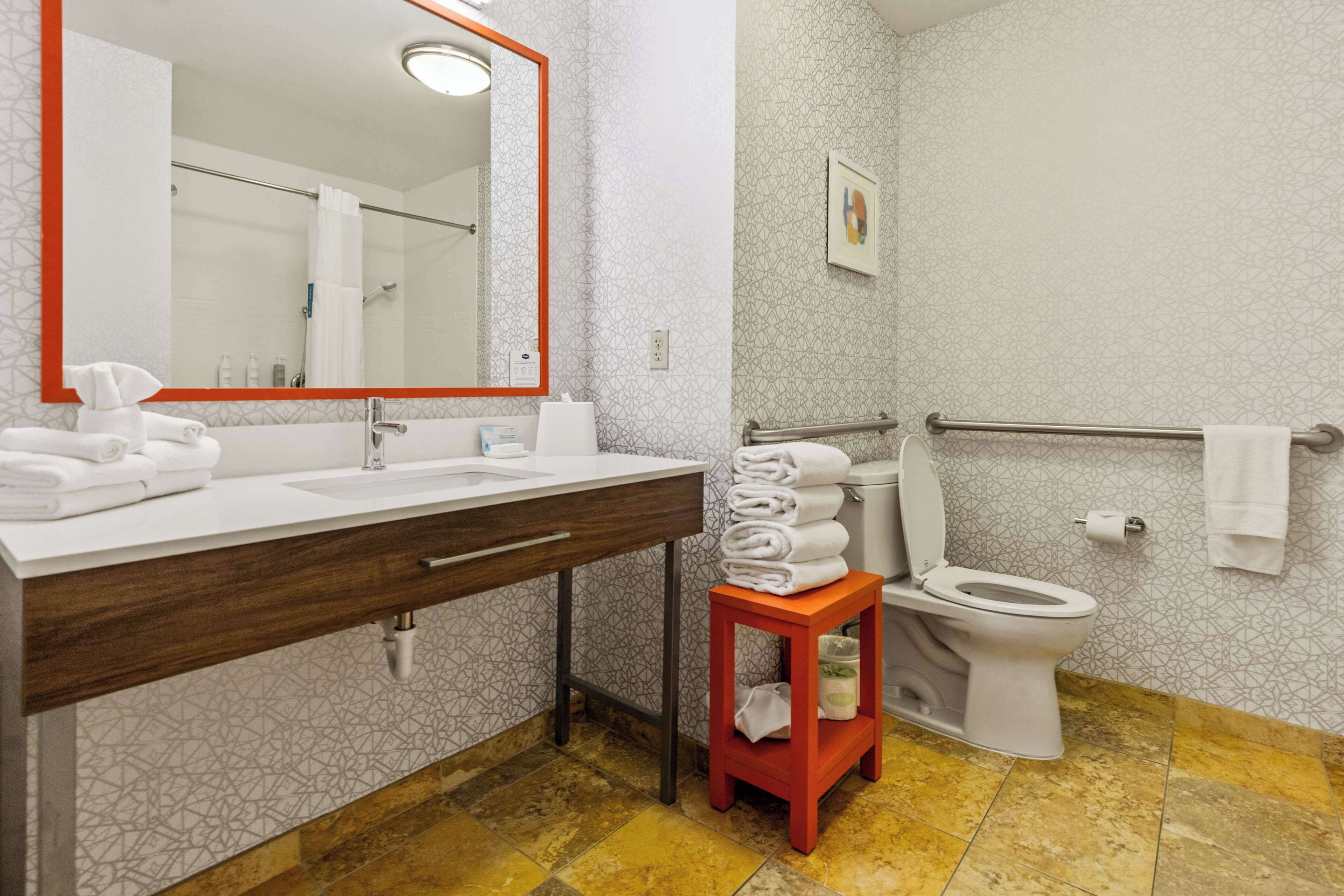 combined shower/bathtub, towels