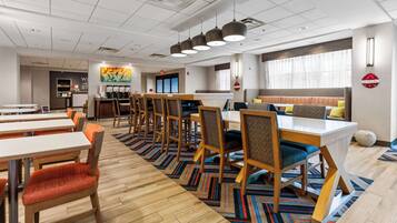 Esmorzar diari d'estil bufet gratuït