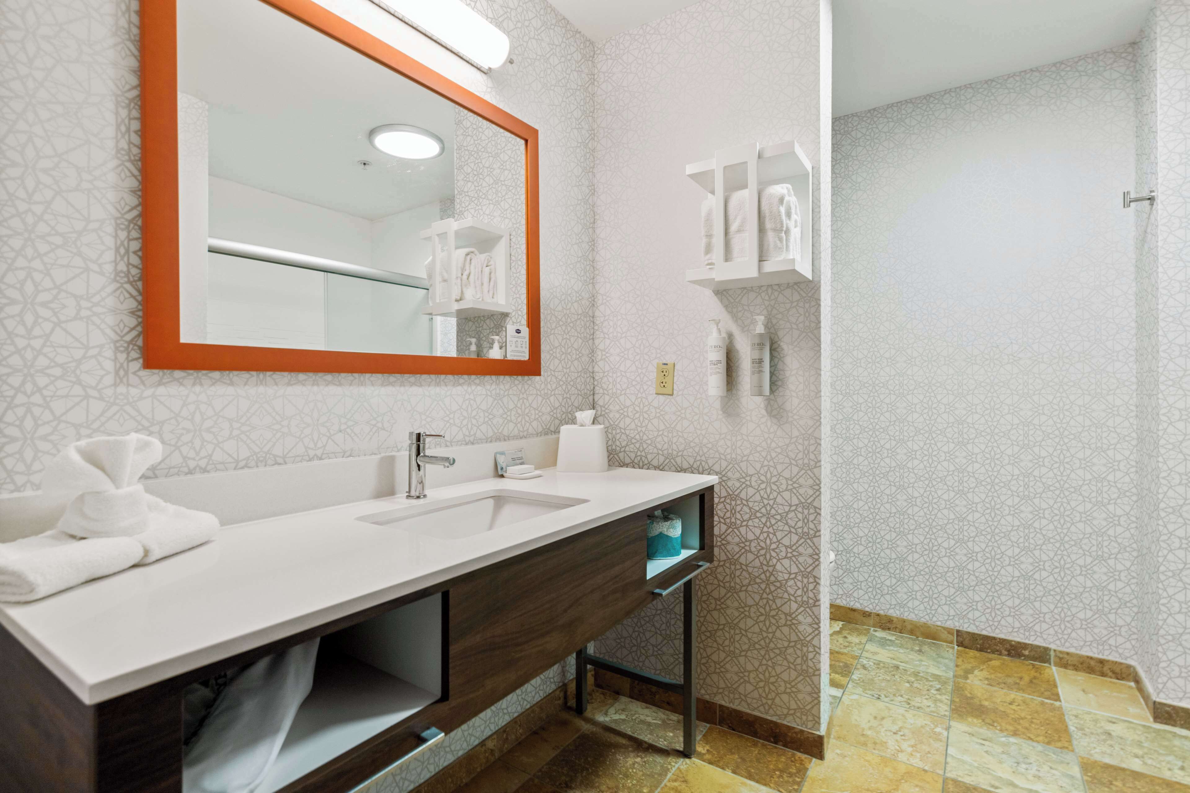 combined shower/bathtub, towels