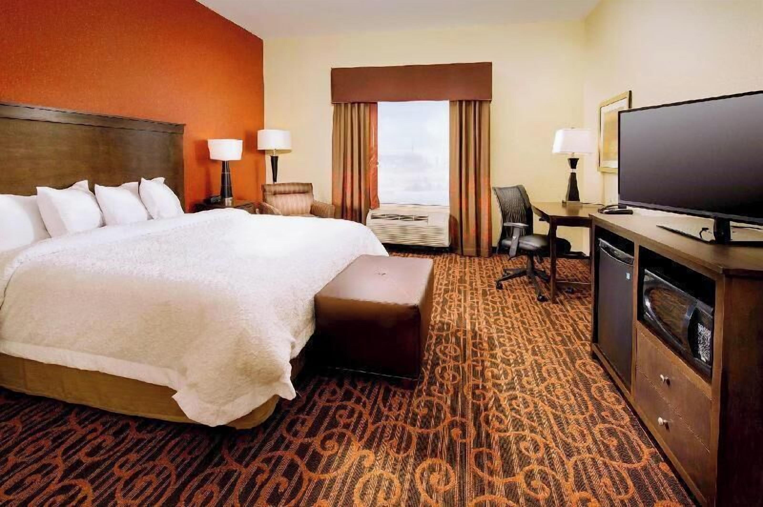 In-room safe, blackout curtains, free cots/infant beds