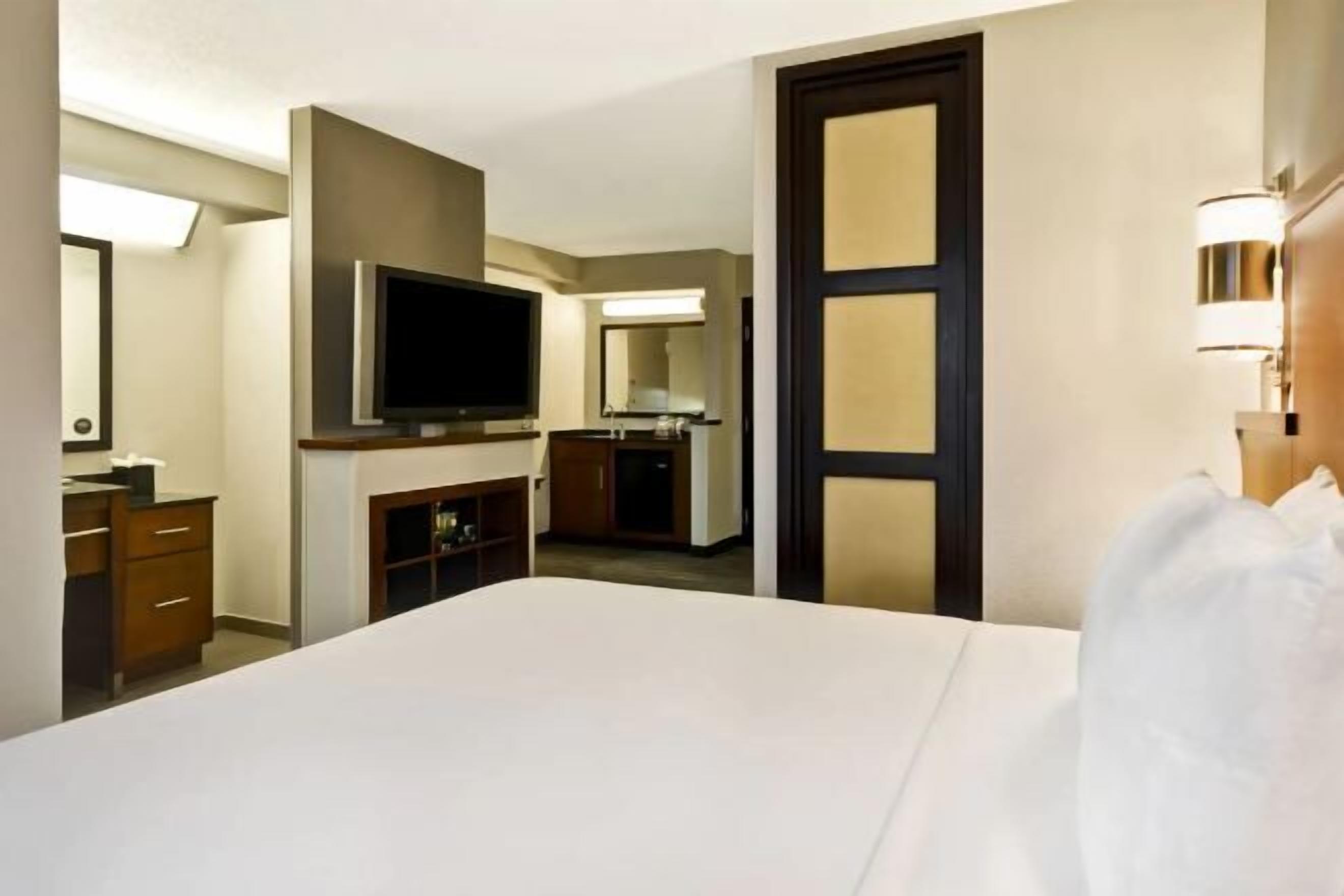 Premium bedding, in-room safe, desk, blackout curtains