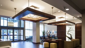 A spacious lobby with a reception desk, seating area, and large windows allowing natural light. - Hyatt Place Washington DC/US Capitol (Washington)
