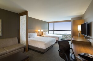 Ropa de cama de alta calidad y caja de seguridad en la habitación 