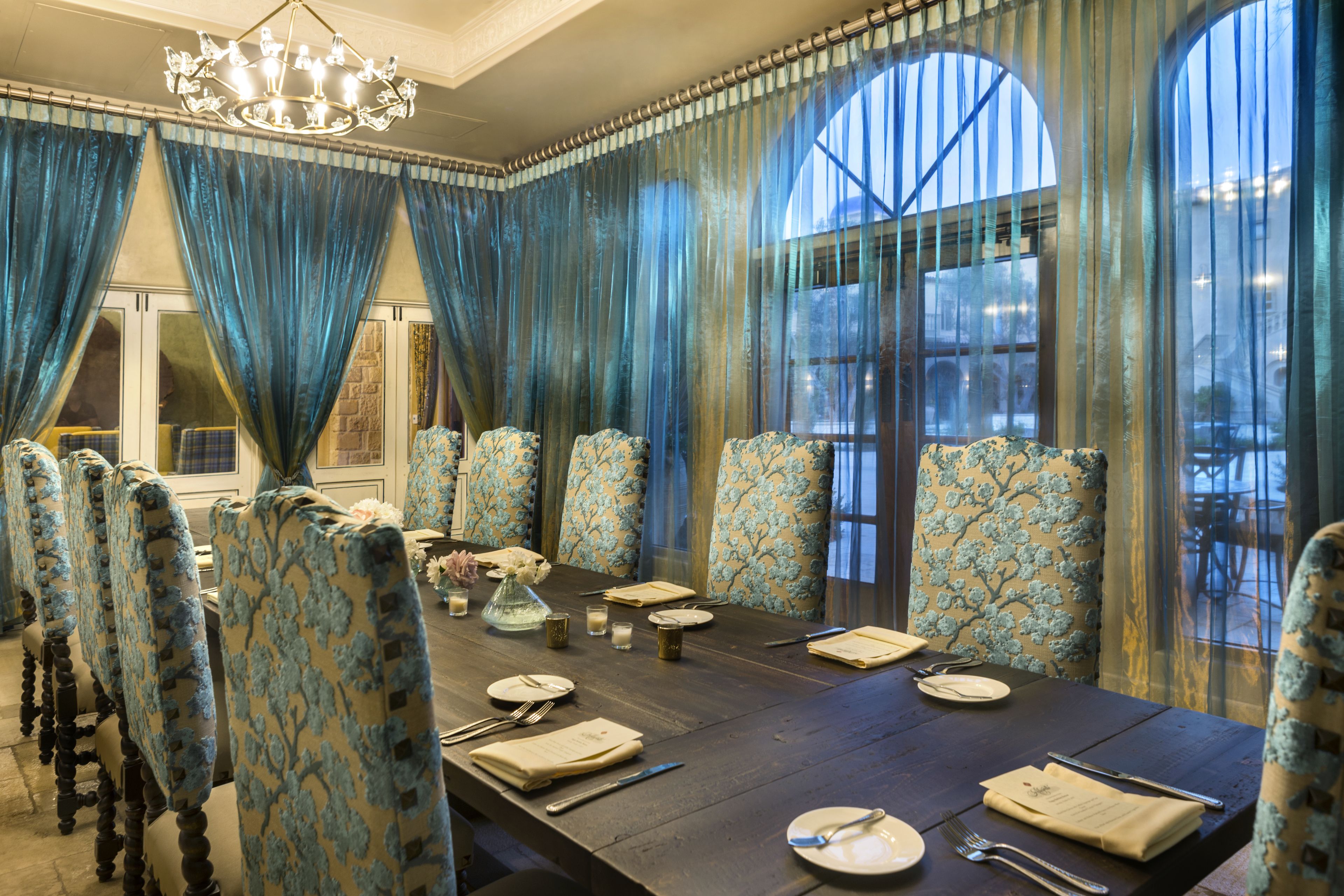 早餐，供應午餐和晚餐