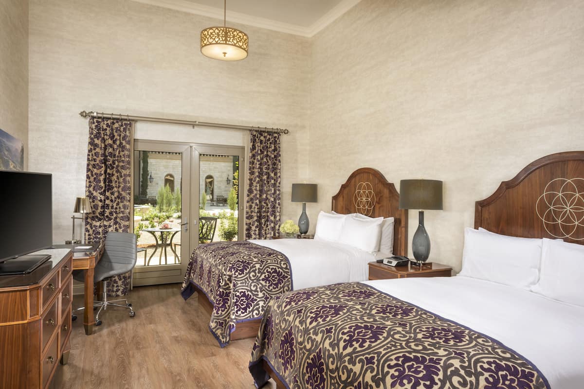 Chambre, 2 grands lits, patio | Vue sur le complexe touristique