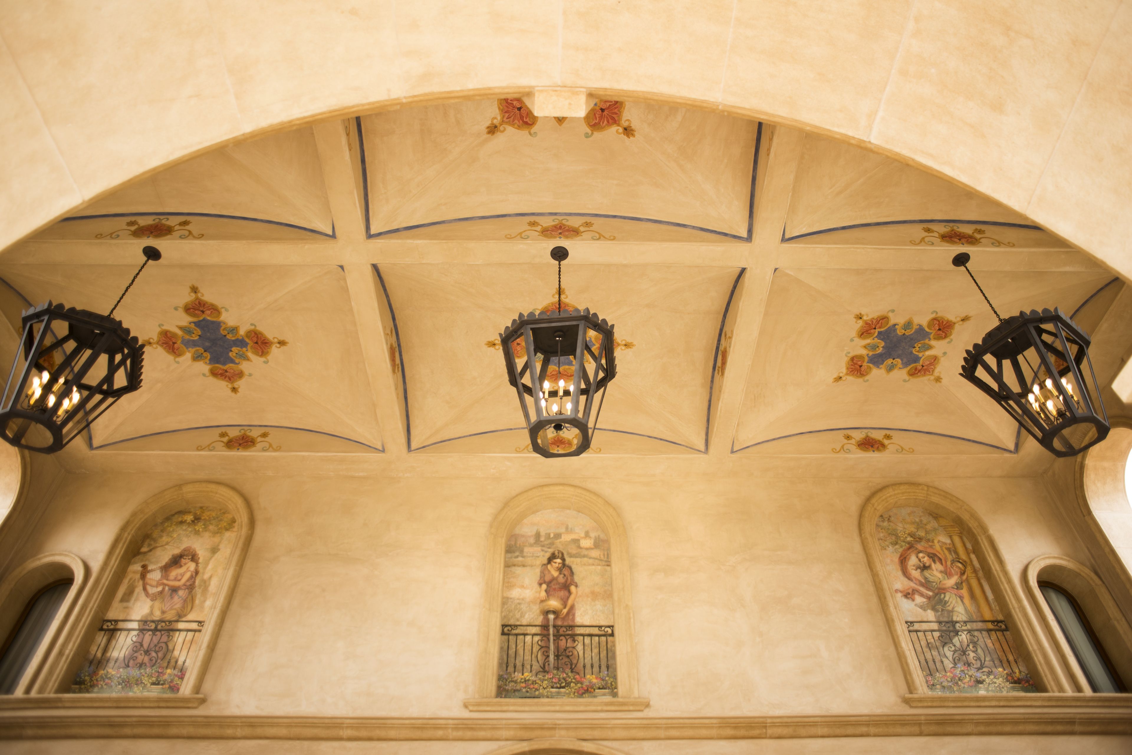 Techo abovedado con faroles decorativos y frescos.