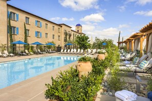 Outdoor pool, cabanas (surcharge), pool umbrellas - Allegretto Vineyard Resort Paso Robles (Paso Robles)