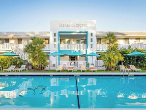 A Vagarondo Motel with a pool, lounge chairs, and umbrellas. - The Vagabond Hotel Miami (Miami)