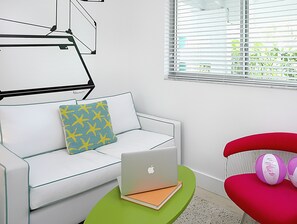 Deluxe-Doppelzimmer zur Einzelnutzung | Wohnbereich | 40-Zoll-Smart-TV mit Kabelempfang, Netflix, iPod-Dockingstation