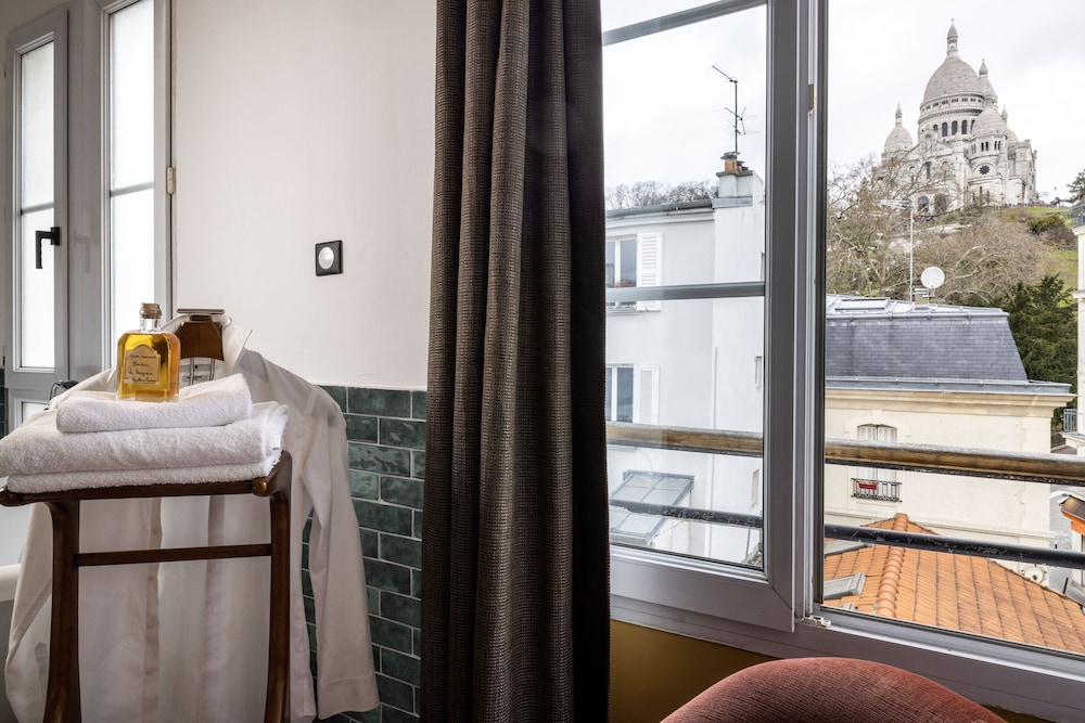 Le Village Montmartre by null