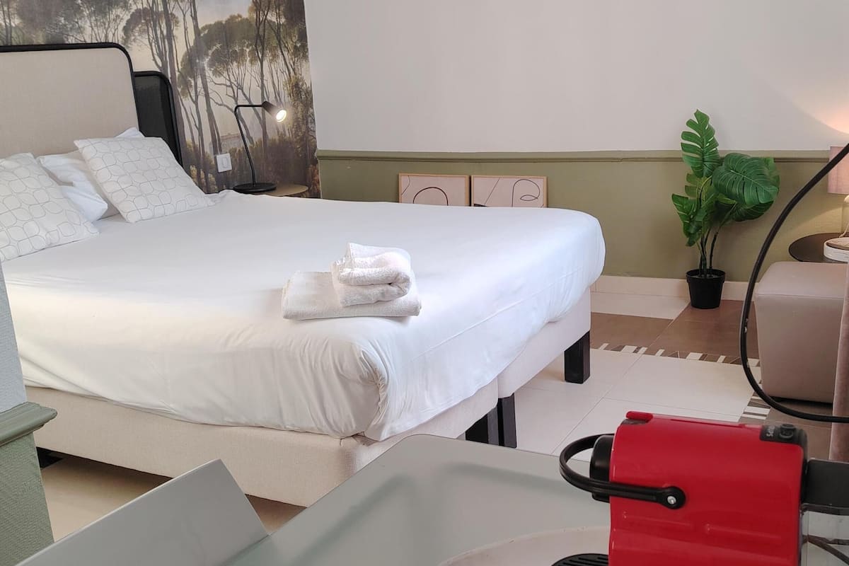 Queen Studio | 1 phòng ngủ, khu vực làm việc phù hợp cho laptop, màn/rèm cản sáng