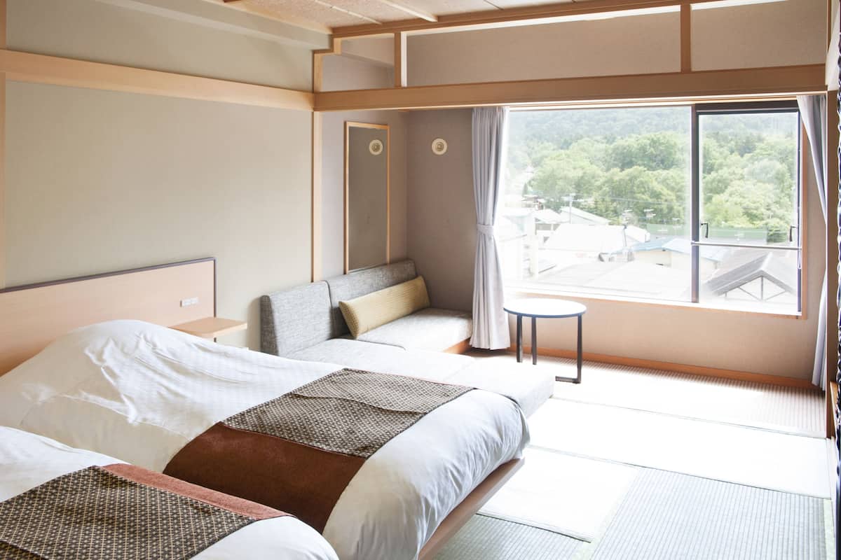 Twin kamer, niet-roken, uitzicht op bergen | Een kluis op de kamer, verduisterende gordijnen, gratis wifi, beddengoed