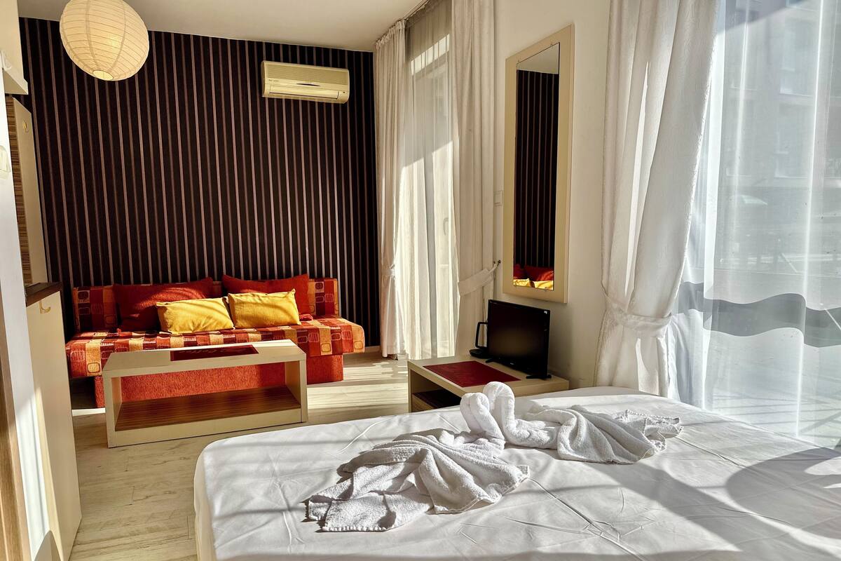 Comfort Studio, Pool View | Individually furnished, WiFi, bed sheets