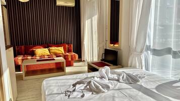 Comfort Studio, Pool View | Individually furnished, WiFi, bed sheets