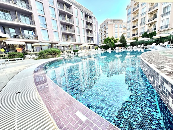 Seasonal outdoor pool - Menada Rainbow Apartments (Sunny Beach)