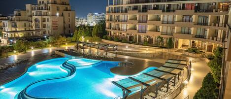 Sesongbasert utendørsbasseng og solsenger