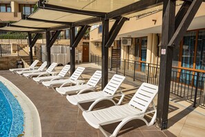 Piscine extérieure (ouverte en saison), chaises longues