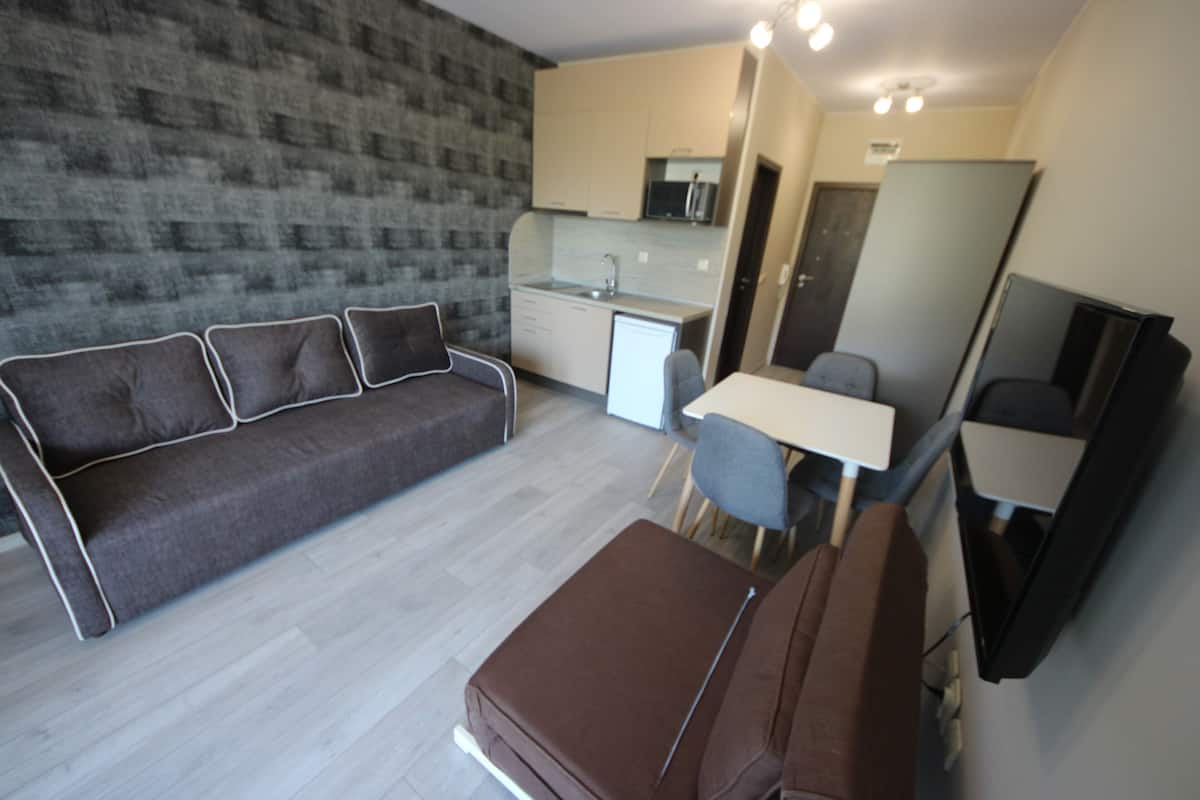 Familiestudio-suite | Privat tekøkken | Køleskab, kogeplade, elkedel, køkkentøj/tallerkener/redskaber