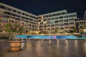 Seasonal outdoor pool, sun loungers - Menada Luxor Apartments (Sveti Vlas)