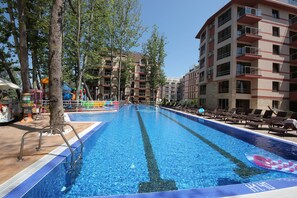 2 piscines extérieures, parasols de plage, chaises longues