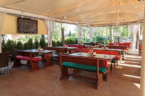 Petit déjeuner buffet servi tous les jours en supplément
