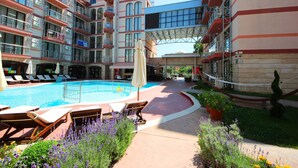2 outdoor pools, pool umbrellas, pool loungers - Menada Tarsis Apartments (Sunny Beach)
