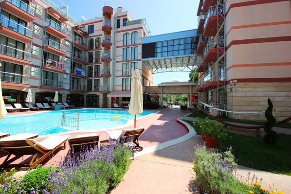 2 piscines extérieures, parasols de plage, chaises longues