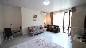 Studio (5 adults) | Individually decorated, individually furnished, cribs/infant beds