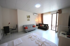 Studio (5 adults) | Décoration personnalisée, ameublement personnalisé