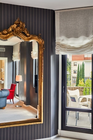 Junior-Suite, Terrasse, Gartenblick | Minibar, Schreibtisch, laptopgeeigneter Arbeitsplatz. Silken Gran Hotel Durango