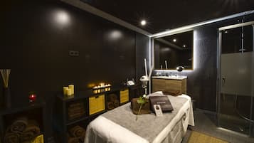Een sauna, een bubbelbad, een stoombad, een Turks bad/hammam