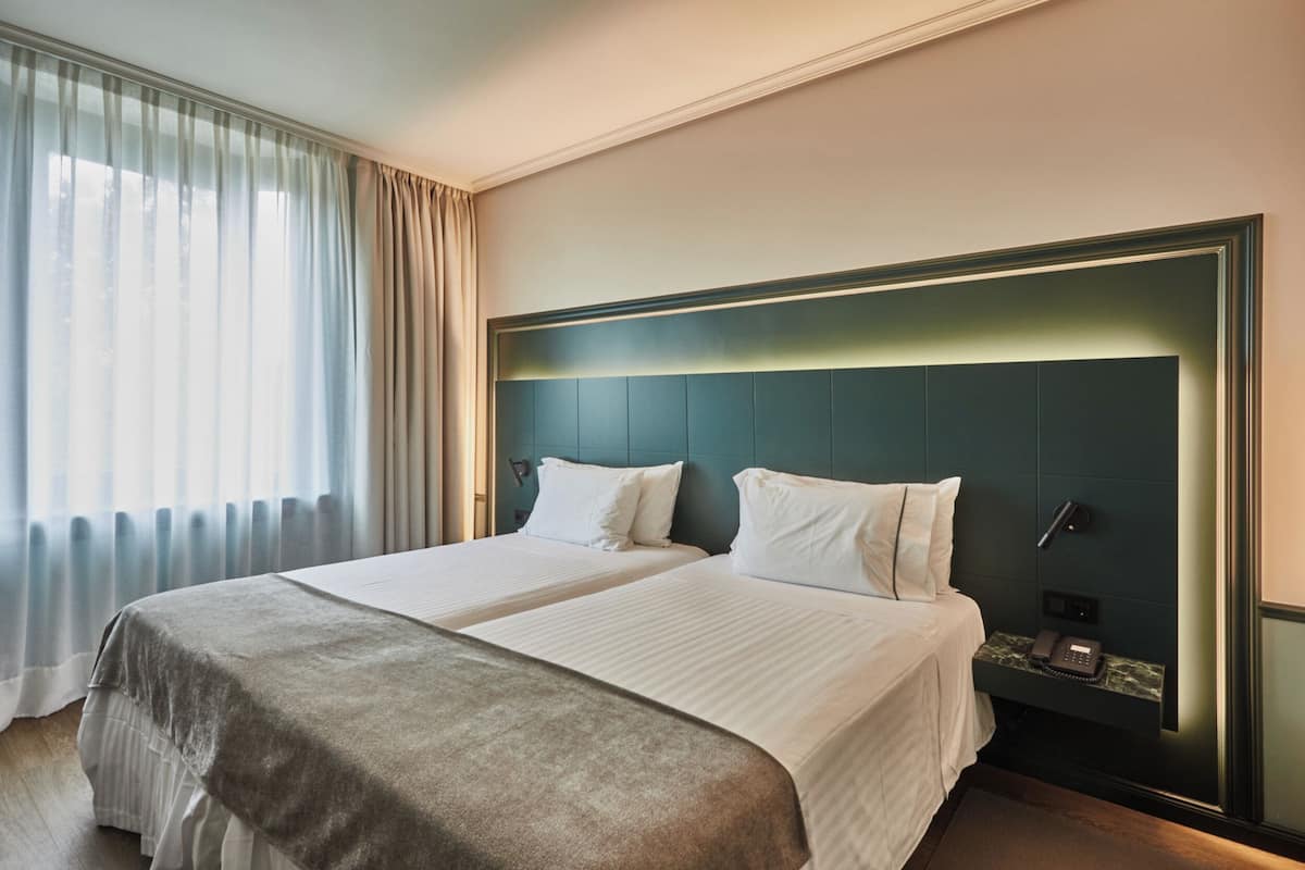 Habitación Deluxe, vista al jardín | Minibar, escritorio y espacio para trabajar con laptop